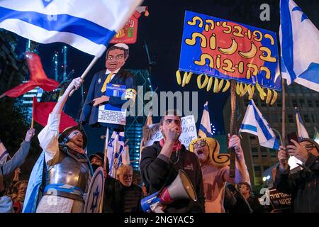 Tel Aviv, Israël. 18th févr. 2023. Les manifestants chantent des slogans pendant la manifestation. Plus de 120 000 000 personnes ont protesté à tel Aviv contre le gouvernement d'extrême droite de Netanyahou et contre sa réforme juridique controversée. (Photo de Matan Golan/SOPA Images/Sipa USA) crédit: SIPA USA/Alay Live News Banque D'Images