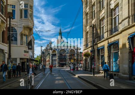 LA HAYE, PAYS-BAS - 26 AOÛT 2013 : scène urbaine, vue sur les rues de la vieille ville de la Haye, pays-Bas Banque D'Images