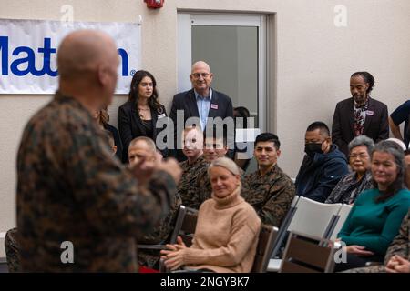 ÉTATS-UNIS Le Colonel Erick Clark, commandant du camp Schwab, fait ses remarques aux participants lors d'une cérémonie d'ouverture de la nouvelle installation de l'USO à Camp Schwab, à Camp Schwab, Okinawa, Japon, le 1 décembre 2022. La mission de l'USO est dédiée à aider les membres des services déployés et leurs familles en leur fournissant un endroit où se sentir à la maison. Le camp Schwab a organisé la cérémonie pour présenter son nouveau site de l'USO qui offre de nouveaux équipements, équipements et divertissements. Banque D'Images