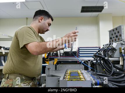 ÉTATS-UNIS Airman principal de la Force aérienne Brandon Tavares-graves, 18th escadron de maintenance composante section avionique intermédiaire un compagnon de Kennesaw (Géorgie) a été choisi comme Airman de la semaine de la 18th Escadre à la base aérienne de Kadena (Japon). Le programme Airman of the week est l'occasion pour les aviateurs exceptionnels d'être reconnus par la direction de KAB et de présenter ces jeunes leaders à leurs pairs. Banque D'Images