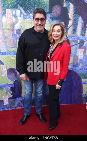 Pasadena, env. 19th févr. 2023. Alfred Molina et Sharon Lawrence à la nuit d'ouverture de Pasadena PlayhouseÕs Sondheim célébration production du dimanche dans le Parc avec George on 19 février 2023 à Pasadena, Californie. Crédit : Faye Sadou/Media Punch/Alay Live News Banque D'Images