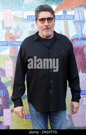 Pasadena, env. 19th févr. 2023. Alfred Molina à la nuit d'ouverture de Pasadena PlayhouseÕs Sondheim production de la fête du dimanche dans le Parc avec George on 19 février 2023 à Pasadena, Californie. Crédit : Faye Sadou/Media Punch/Alay Live News Banque D'Images