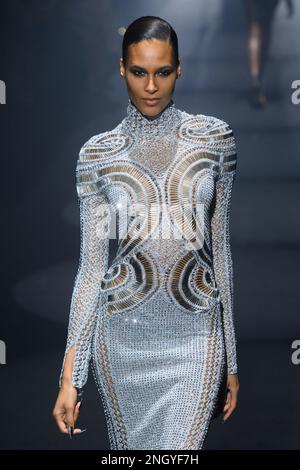 Londres, Royaume-Uni. 19 février 2023. Le mannequin Cindy Bruna sur la passerelle lors du défilé de mode Julien Macdonald, qui s'est tenu au Freemason's Hall pendant la semaine de la mode de Londres. Date de la photo: Dimanche 19 février 2023. Le crédit photo devrait se lire: Matt Crossick/Empics/Alamy Live News Banque D'Images