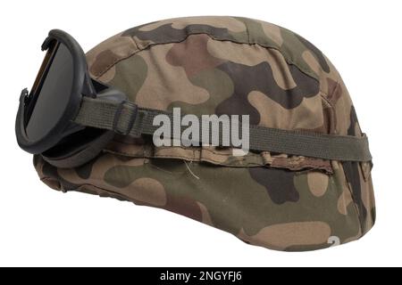 Casque militaire kevlar avec lunettes et housse de camouflage isolée sur fond blanc Banque D'Images