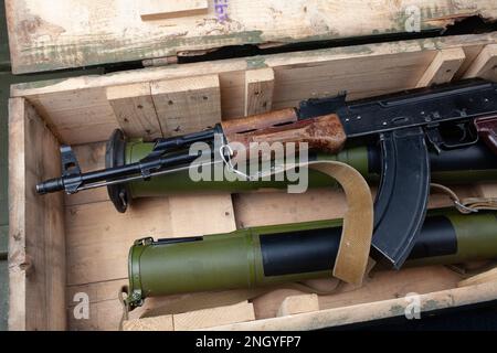 Lance-grenades Kalashnikov AK47 et 'Bazooka' RPG dans une caisse verte de l'armée Banque D'Images