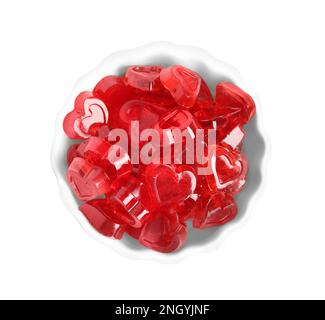 Bonbons en gelée en forme de coeur doux dans un bol isolé sur blanc, vue de dessus Banque D'Images