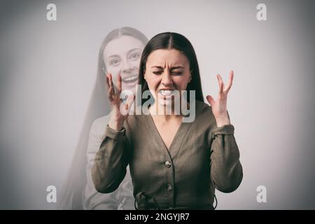 Femme atteinte de troubles de la personnalité sur fond clair, double exposition Banque D'Images