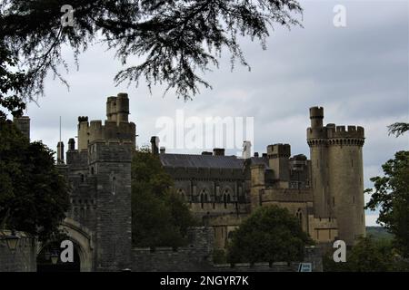 Le château d'Arundel, un bâtiment classé de catégorie I, vu lors d'une journée d'été. Château médiéval restauré et réaménagé dans le West Sussex vu de la rue Banque D'Images