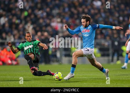 Reggio Emilia, Italie. 17th févr. 2023. Armand Lauriente de Sassuolo (L) et Khvicha Kvaratskhelia de Naples (R) vu en action pendant la SÉRIE Un match de football TIM 2022/23 entre US Sassuolo Calcio et SSC Napoli au stade Mapei. Score final; Sassuolo 0:2 Napoli. Crédit : SOPA Images Limited/Alamy Live News Banque D'Images