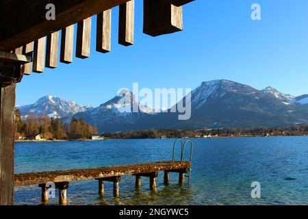Wolfgangsee aka Lac Wolfgang en hiver. Escapade alpine autrichienne juste à l'extérieur de Salzbourg. Vacances reposantes au bord du lac Banque D'Images