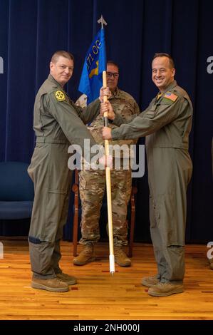 Le lieutenant-colonel Ian Hurbanek prend le commandement de l'escadron de ravitaillement aérien 147th lors d'une cérémonie de passation de commandement avec ses collègues et sa famille à l'escadre de ravitaillement aérien 171st le 2 décembre 2022. Banque D'Images