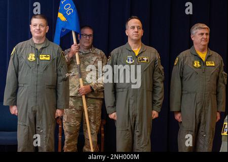 Le lieutenant-colonel Ian Hurbanek prend le commandement de l'escadron de ravitaillement aérien 147th lors d'une cérémonie de passation de commandement avec ses collègues et sa famille à l'escadre de ravitaillement aérien 171st le 2 décembre 2022. Banque D'Images