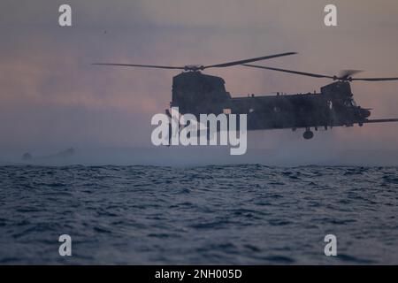 ÉTATS-UNIS Marines avec Bravo Company, 1st Bataillon de reconnaissance, 1st Division Marine, saut d'un américain Hélicoptère Chinook de l'armée MH-47 avec le 160th Special Operations Aviation Regiment pendant l'entraînement à l'héliocast dans le cadre de Steel Knight 23 au large de la côte du camp de base du corps des Marines Pendleton, Californie, le 2 décembre 2022. L'héliocasting est une méthode d'insertion maritime pour les petites unités durant les opérations amphibies. Steel Knight est un exercice de tir réel d'armes combinées annuel qui garantit que 1st MARDIV est optimisé pour la guerre expéditionnaire navale dans les espaces contestés et est conçu pour faciliter les opérations futures Banque D'Images