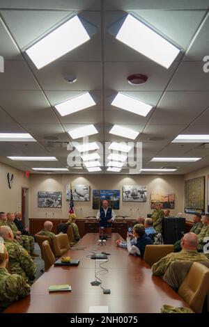 ÉTATS-UNIS Le colonel James Regenor, chef de la direction de VeriTX, à la retraite de la Force aérienne, s'adresse aux commandants de l'escadre de ravitaillement aérien de 914th à la station de la réserve aérienne de Niagara Falls, à New York, le 2 décembre 2022, après avoir reçu le Prix Patriot de la Garde et de la Réserve. Le prix est décerné aux employeurs civils qui font preuve d'un soutien exemplaire à leurs employés qui servent dans la Garde ou la Réserve. Banque D'Images