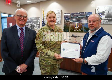 Le colonel Lara Morrison, commandant de l'escadre de ravitaillement en vol 914th, et M. Joseph Saeli (à gauche), représentant de l'appui employeur de la Garde et de la Réserve de New York, ont remis le Prix Patriot de l'ESGR aux États-Unis La Force aérienne a pris sa retraite le colonel James Regenor (à droite), chef de la direction de VeriTX, à la station de réserve aérienne de Niagara Falls, à New York, le 2 décembre 2022. Le prix est décerné aux employeurs civils qui font preuve d'un soutien exemplaire à leurs employés qui servent dans la Garde ou la Réserve. Banque D'Images