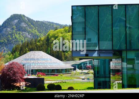 FUSCHL AM SEE, AUTRICHE –11 MAI 2022- vue sur le bâtiment et le campus du siège social mondial de Red Bull situé à Fuschl, en Autriche, près de Salzbourg. Banque D'Images