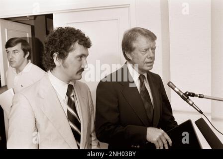 Jimmy carter, candidat démocrate à la présidence, avec Tim Kraft, adjoint, et Hamilton Jordan (arrière). Banque D'Images