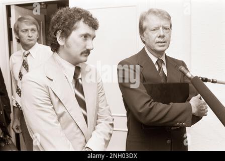 Jimmy carter, candidat démocrate à la présidence, avec Tim Kraft, adjoint, et Jody Powell, secrétaire de presse (arrière). Banque D'Images