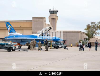 Un F-16 Fighting Falcon affecté au 309th Fighter Squadron est exposé à la 56th Operations and maintenance Group Open House, Dec. 2, 2022, à la base aérienne de Luke, Arizona. La journée portes ouvertes a présenté à la fois les technologies passées et présentes utilisées par l'US Air Force pour le personnel de base, les commandants honoraires et les résidents de la communauté environnante. 56th Fighter Wing, 56th maintenance Group, 56th Operations Group, 607th Air Control Squadron, Luke Air Force base, Banque D'Images