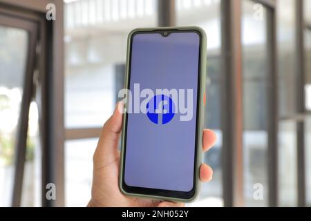 Surabaya, Indonésie - 20 mai 2021 : smartphone portable avec application facebook Banque D'Images