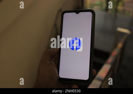 Surabaya, Indonésie - 20 mai 2021 : smartphone portable avec application facebook Banque D'Images