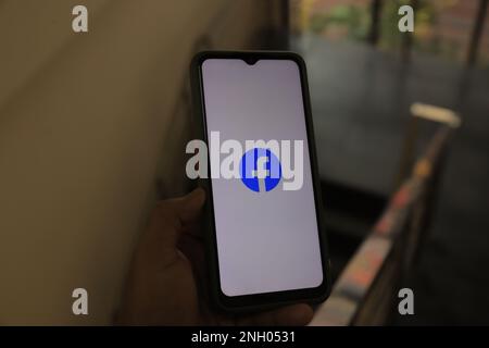 Surabaya, Indonésie - 20 mai 2021 : smartphone portable avec application facebook Banque D'Images