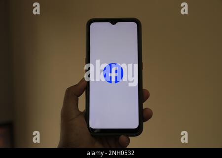 Surabaya, Indonésie - 20 mai 2021 : smartphone portable avec application facebook Banque D'Images