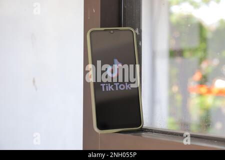 Surabaya, Indonésie - 20 mai 2021 : smartphone portable avec application tiktok. Banque D'Images