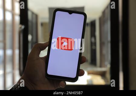 Surabaya, Indonésie - 20 mai 2021 : smartphone portable avec applications Youtube à l'écran. YouTube est un site de partage de vidéos en ligne. Banque D'Images