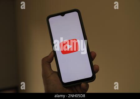 Surabaya, Indonésie - 20 mai 2021 : smartphone portable avec applications Youtube à l'écran. YouTube est un site de partage de vidéos en ligne. Banque D'Images