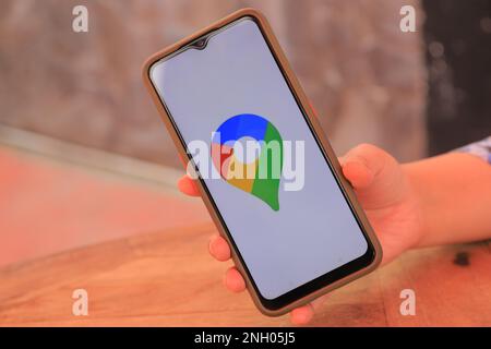 Surabaya, Indonésie - 19 mai 2021 : smartphone portable avec application cartes. Banque D'Images