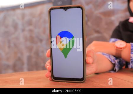 Surabaya, Indonésie - 19 mai 2021 : smartphone portable avec application cartes. Banque D'Images