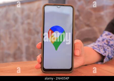 Surabaya, Indonésie - 19 mai 2021 : smartphone portable avec application cartes. Banque D'Images