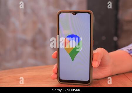 Surabaya, Indonésie - 19 mai 2021 : smartphone portable avec application cartes. Banque D'Images