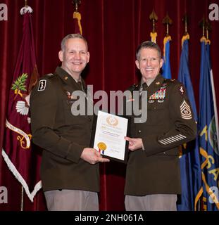 Major général de l'armée des États-Unis Dennis P. LeMaster (à gauche), commandant adjoint du commandement médical de l'armée des États-Unis et du commandement le sergent major Clark J. Charpentier (à droite), sergent major du commandement MEDCoE pose pour une photo lors d'une cérémonie de retraite tenue au fort Sam Houston, Texas, le 2 décembre 2022. Charpentier, originaire de Louisiane, est le paramédic de combat de l'armée 68W combat Flight et a pris sa retraite du service actif après avoir servi 30 ans dans l'armée des États-Unis. Commandant Sgt Major Clark J. Charpentier, Fort Sam Houston, cérémonie de retraite, Texas, États-Unis Commandement médical de l'armée, Banque D'Images