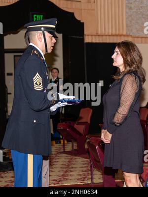 MRS Mindi Charpentier reçoit un drapeau lors d'une cérémonie de retraite tenue au Fort Sam Houston, Texas, le 2 décembre 2022. Le Sgt Major Clark J. Charpentier, Sergent Major du Commandement MEDCoE, est le paramédic de vol de combat 68W de l'armée et a pris sa retraite du service actif après avoir servi 30 ans dans l'armée des États-Unis. Commandant Sgt Major Clark J. Charpentier, Fort Sam Houston, cérémonie de retraite, Texas, États-Unis Commandement médical de l'armée, Banque D'Images