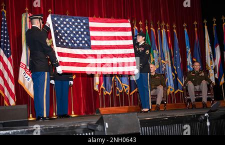 Des soldats américains du commandement médical de l'armée américaine exécutent une présentation de drapeau lors d'une cérémonie de retraite tenue au fort Sam Houston, Texas, le 2 décembre 2022. Le Sgt Major Clark J. Charpentier, Sergent Major du Commandement MEDCoE, est le paramédic de vol de combat 68W de l'armée et a pris sa retraite du service actif après avoir servi 30 ans dans l'armée des États-Unis. Commandant Sgt Major Clark J. Charpentier, Fort Sam Houston, cérémonie de retraite, Texas, États-Unis Commandement médical de l'armée, Banque D'Images