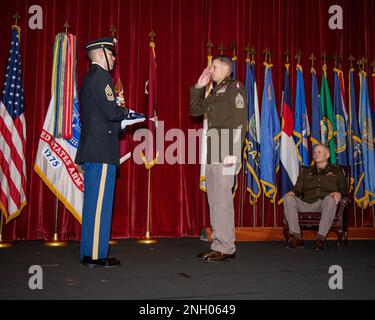 Le Sgt Major Clark J. Charpentier Commandement MEDCoE Sergent Major rend les honneurs lors de sa cérémonie de retraite tenue au fort Sam Houston, Texas, le 2 décembre 2022. Charpentier, originaire de Louisiane, est le paramédic de combat de l'armée 68W combat Flight et a pris sa retraite du service actif après avoir servi 30 ans dans l'armée des États-Unis. Commandant Sgt Major Clark J. Charpentier, Fort Sam Houston, cérémonie de retraite, Texas, États-Unis Commandement médical de l'armée, Banque D'Images