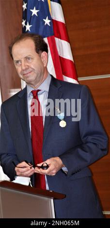 Le Dr Louis French, directeur adjoint du Centre national d’excellence Intrepid (CNEEC), a reçu la Médaille du ministère de la Défense pour service civil distingué, qui lui a été décernée par le lieutenant général de l’Armée (Dr) Ronald J. place, directeur de l’Agence de santé de la Défense (DHP), décembre 2. Banque D'Images