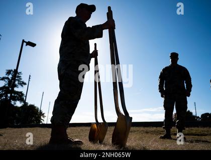 ÉTATS-UNIS Le Sgt. Principal de la Force aérienne, James Upton, chef principal de l'Escadron du génie civil du 20th, tient les pelles cérémonielles après une cérémonie du jour de l'Arbor à la base aérienne Shaw, L.C., 2 décembre 2022. L'AFB de Shaw célèbre chaque année le jour de l'arbre de Caroline du Sud en plantant des arbres pour entretenir et cultiver les terrains naturels de l'installation. Banque D'Images