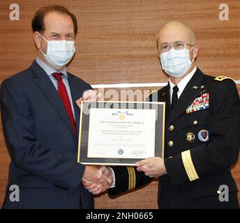 Le Lgén de l’Armée (Dr) Ronald J. place, (à droite) directeur de l’Agence de santé de la Défense (DHP), remet au Dr Louis French, directeur adjoint du Centre national d’excellence Intrepid (CNE) la Médaille du ministère de la Défense pour service civil distingué le 2 décembre. Banque D'Images