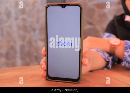 Surabaya, Indonésie - 20 mai 2021 : smartphone portable avec application zoom. Banque D'Images