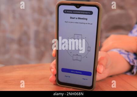 Surabaya, Indonésie - 20 mai 2021 : smartphone portable avec application zoom. Banque D'Images