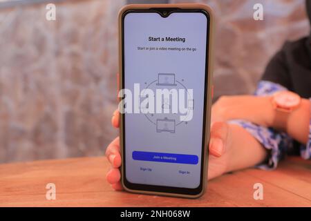 Surabaya, Indonésie - 20 mai 2021 : smartphone portable avec application zoom. Banque D'Images