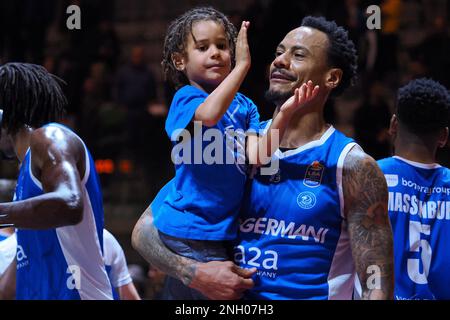 PalaAlpitour, Turin, Italie, 18 février 2023, David Moss (Germani Brescia) et sa fille au cours de la finale huit - demi-finale - Prosciutto Carpegna Banque D'Images