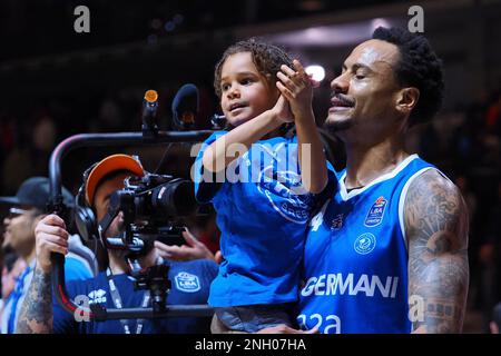 PalaAlpitour, Turin, Italie, 18 février 2023, David Moss (Germani Brescia) et sa fille au cours de la finale huit - demi-finale - Prosciutto Carpegna Banque D'Images