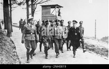 Ernst Kaltenbrunner, Heinrich Himmler et August Eigruber (en noir) inspectent le camp de concentration de Mauthausen en en 1941, en compagnie du commandant du camp Franz Ziereis (au centre à gauche). Banque D'Images