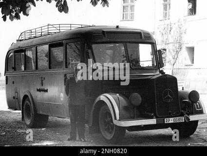 Action T4 bus pour le transport au centre d'euthanasie de Hartheim. L'action T4 a été la campagne nazie de tuer des personnes considérées comme « incurablement malades », ce qui signifie en réalité des personnes souffrant de troubles psychiatriques et de l'aliénation mentale. Entre 275 000 et 300 000 personnes ont été tuées dans des hôpitaux psychiatriques en Allemagne et en Autriche, en Pologne occupée et au protectorat de Bohême et de Moravie (aujourd'hui République tchèque). Cette image montre l'un des bus utilisés pour transporter les victimes jusqu'à leur lieu de mort. Photo https://commons.wikimedia.org/w/index.php?curid=3405322 Banque D'Images