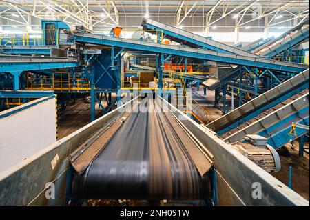 Grande usine de convoyeurs pour le tri et le traitement des déchets ménagers. Banque D'Images