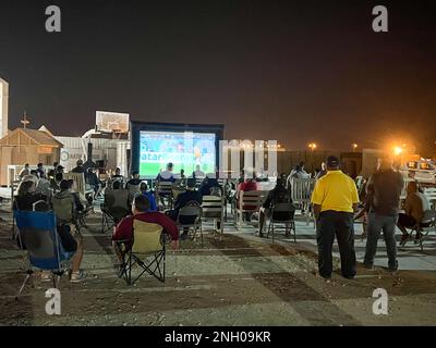 Les membres du service américain et le personnel affecté à la base aérienne de Prince Sultan, Royaume d'Arabie saoudite, assistent à une coupe du monde le 3 décembre 2022. La 378th e Escadre expéditionnaire aérienne et le 378th e Escadron de soutien de la Force expéditionnaire organisent des événements visant à améliorer la qualité de vie et le moral de la SAEA. Banque D'Images